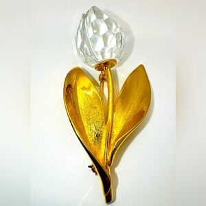 Swarovski crystal rosebud brooch​​